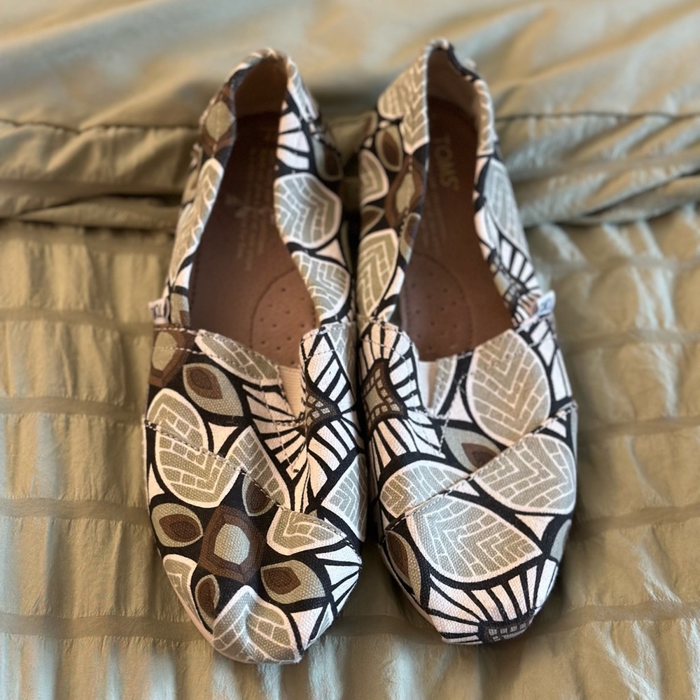 Toms Flats Women’s Size 7.